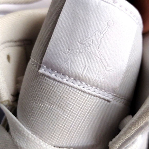 AIR JORDAN 1 MID-CUT BASKETBALL SHOES! - Picture 4 of 8